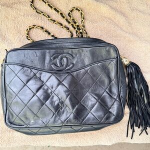 CHANEL Black Quilted Leather Shoulder Bag with Gold Chain